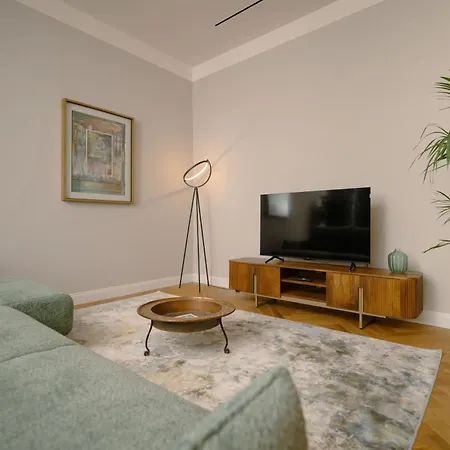 La Corte - Intimate And Cozy *